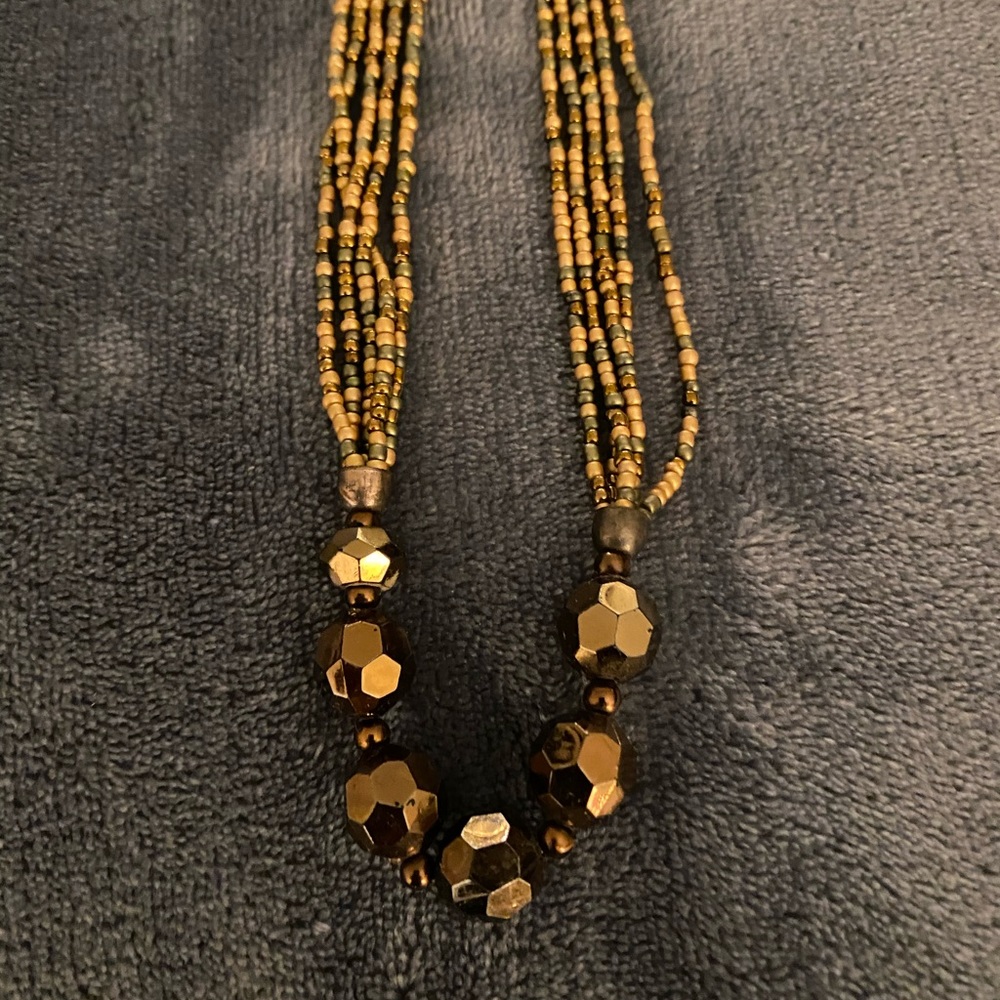 Matching necklace and earring set - Picture 3 of 5